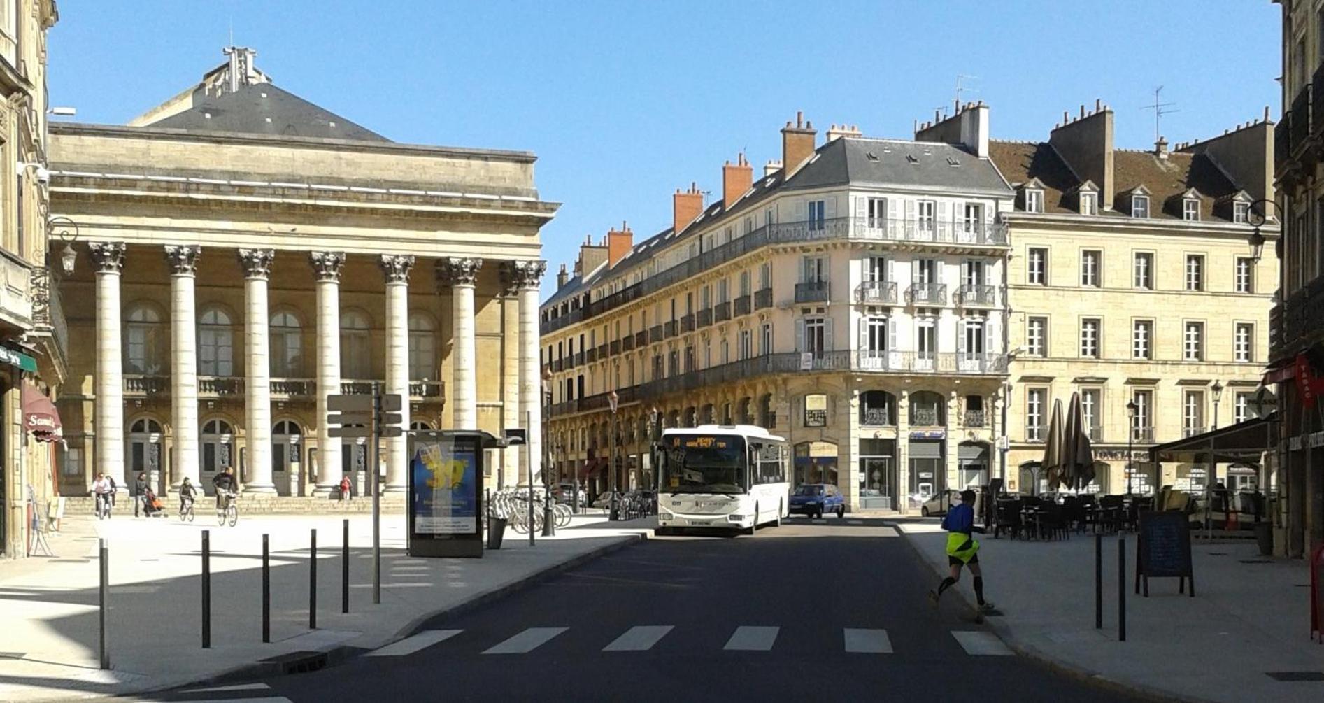 Theatre 9 - Hyper Centre T2 Face Musee, Monuments Et Restaurants